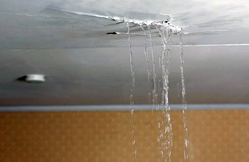 Dégât des eaux au niveau du plafond : comment réagir ?