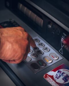 personne tenant un panneau de commande gris et noir
