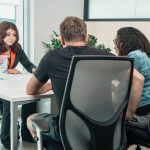 Réunion professionnelle autour d'une table dans un bureau moderne