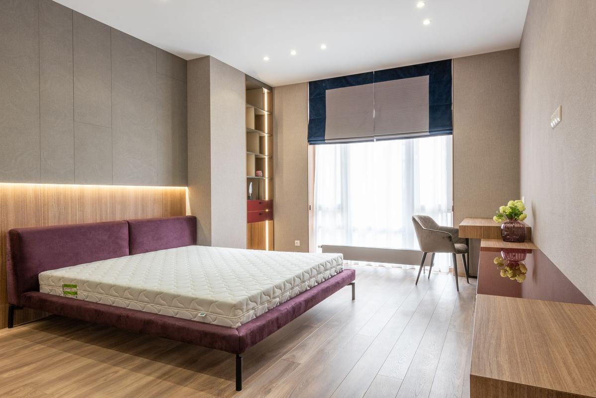 chambre contemporaine, lit avec matelas, fenêtre panoramique, table et chaises chambre contemporaine, lit avec matelas, fenêtre panoramique, table et chaises